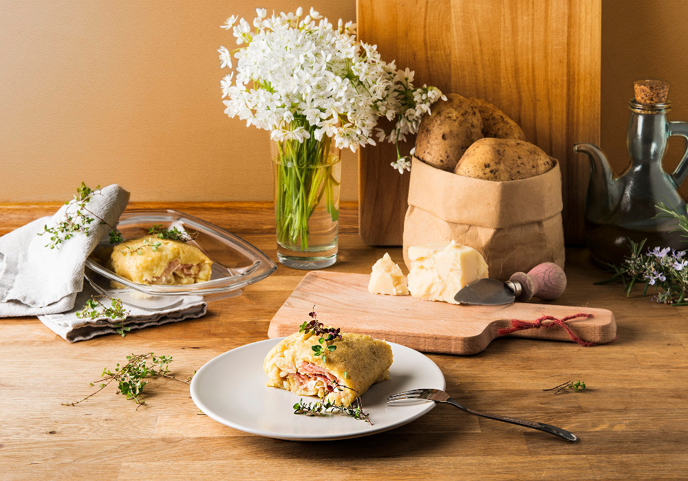 Rotolo di patate, speck cotto e formaggio