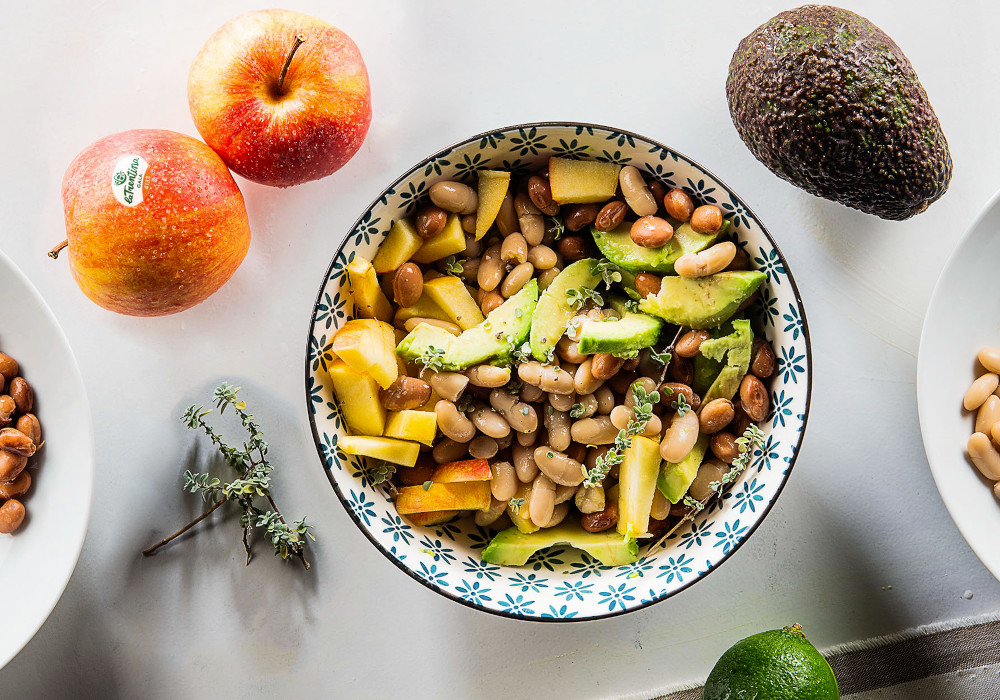 Insalata di fagioli novelli con mela e avocado